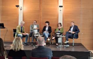 Podium Konferenz Gedenken und Konflikt