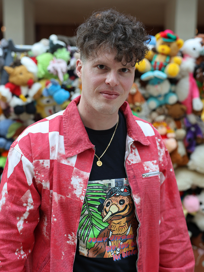 Der Künstler vor seinem Werk