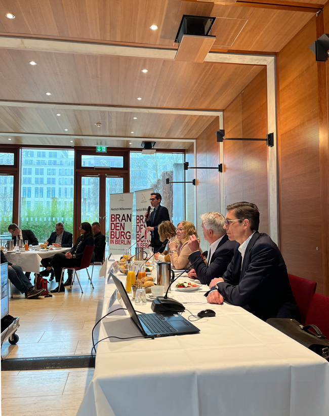 Staatssekretär und Bevollmächtigter des Landes Brandenburg beim Bund David Kolesnyk bei seinem Grußwort zur Morning Energy Lounge